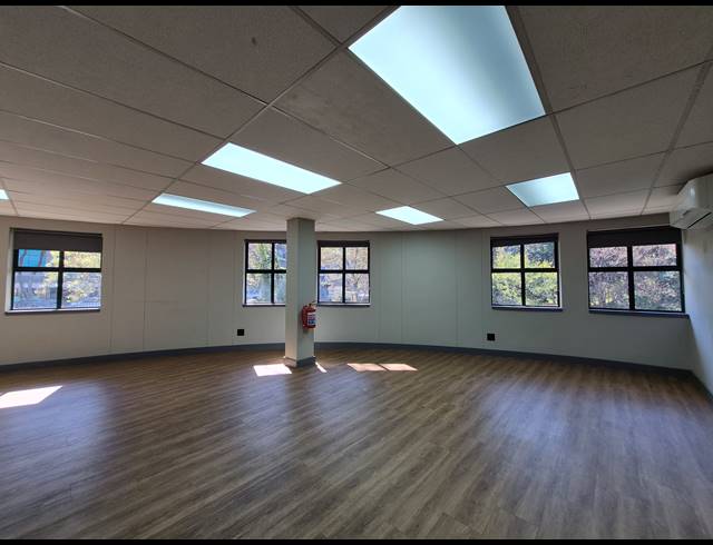 222M² OFFICE TO LET IN DUNKELD WEST